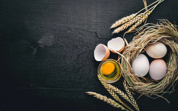 Yuvadaki tavuk yumurtaları.