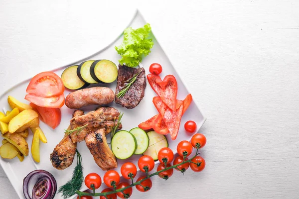 Çeşitli ızgara et ve sebze dilimlenmiş.