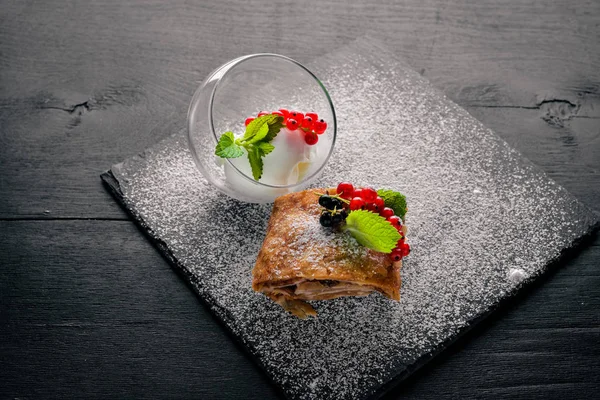 Strudel con bayas frescas —  Fotos de Stock