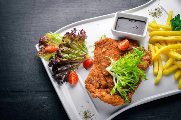 Taze sebze ile kıyılmış domuz eti.