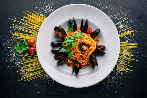 Makarna midye ve deniz ürünleri ile. 