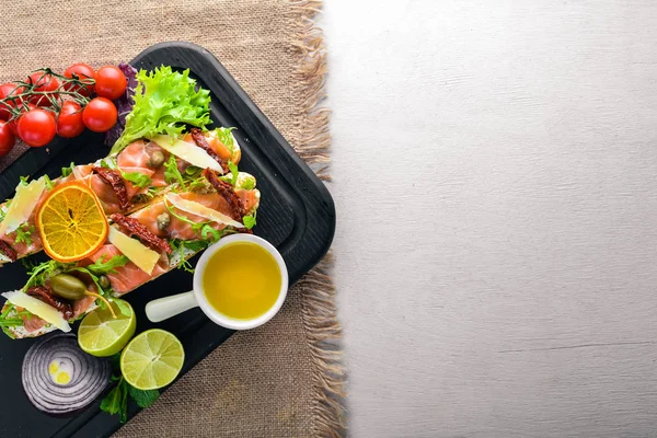 Otlar ile Somon Bruschetta