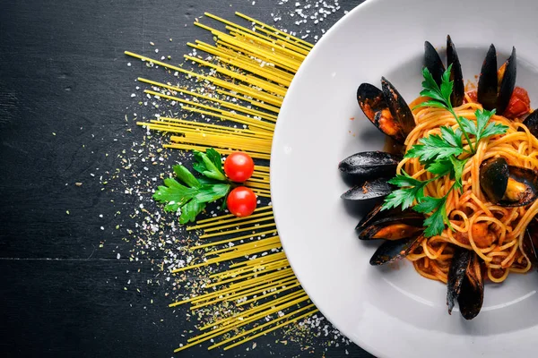 Makarna midye ve deniz ürünleri ile. 