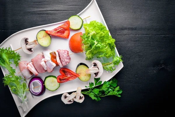 Ham şiş kebap ve taze sebze. 