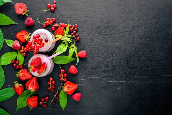 Meyve berry yoğurt ve şeritler.