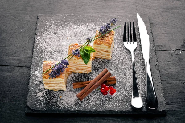 Taze çilek ile katmanlı kek