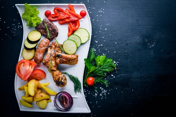 Carne grigliata assortita e affettata di verdure . — Foto Stock