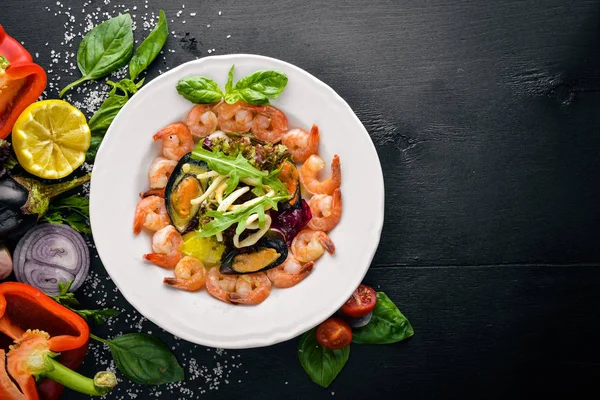 Meeresfrüchtsalat, Muscheln, Garnelen — Stockfoto