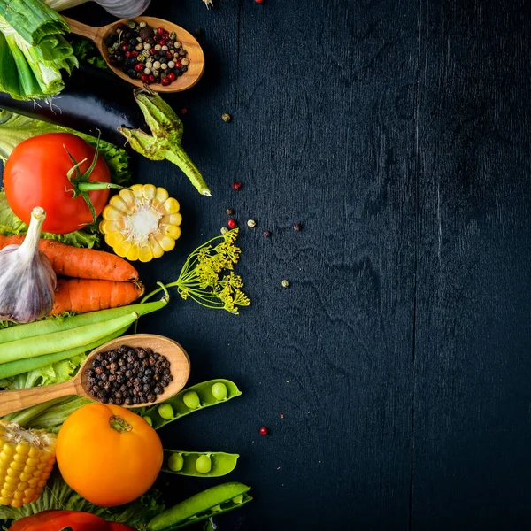 çiğ taze sebze ve baharatlar