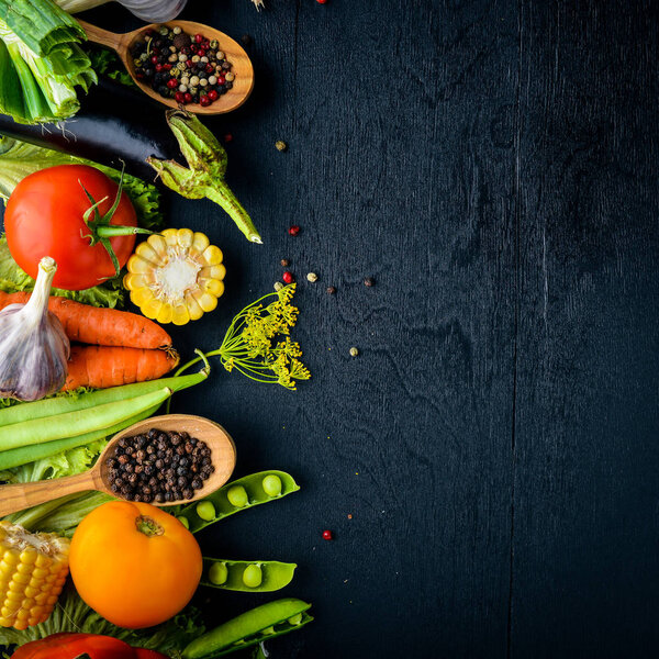 сырые свежие овощи и специи
