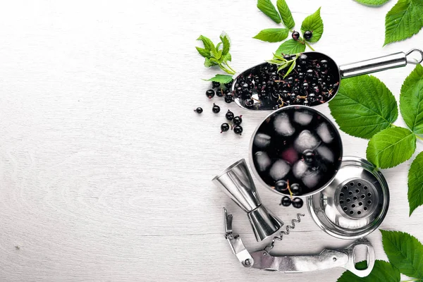 Kokteyl taze siyah kuş üzümü