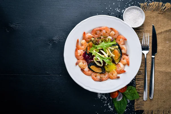 Deniz ürünleri salatası, midye, karides