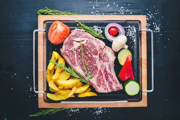 Sebze ve sos çiğ biftek