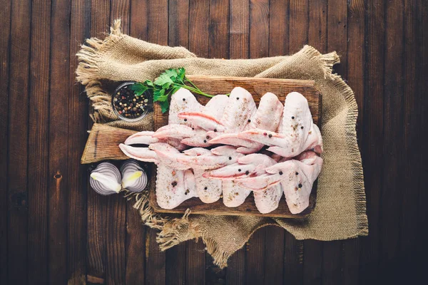 Baharat ile çiğ tavuk kanatları.