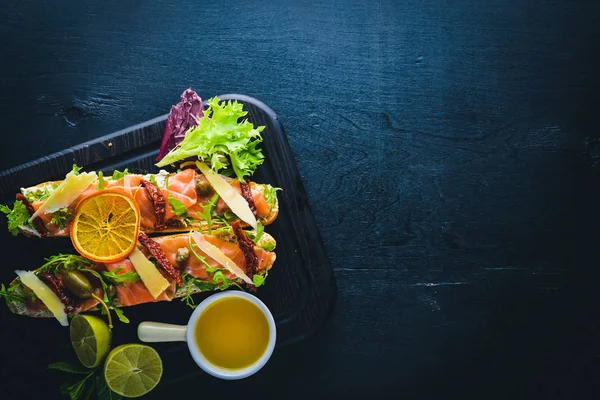 Otlar ile Somon Bruschetta