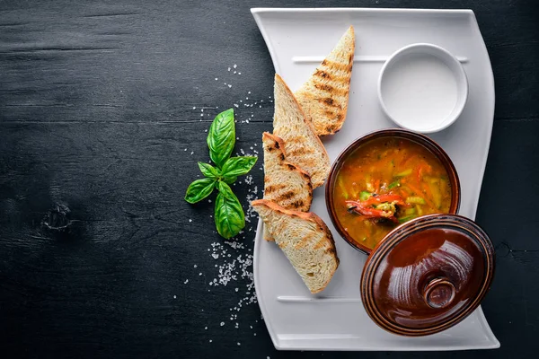 Sopa de verduras sobre fondo de madera . — Foto de Stock