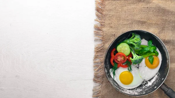 Sebze ve otlar ile kızarmış yumurta