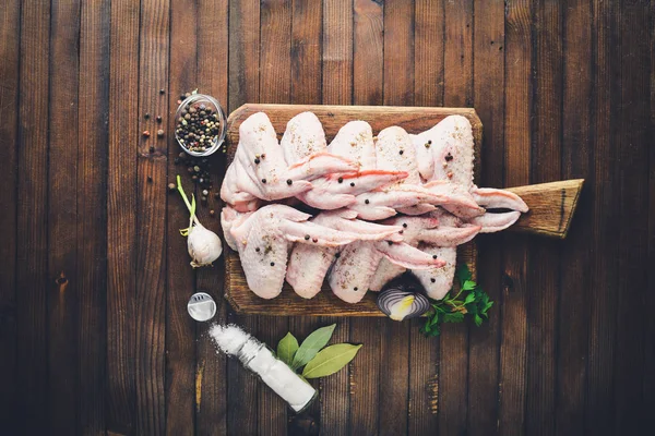 Baharat ile çiğ tavuk kanatları.