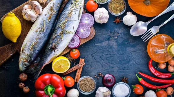 Verse vis met groenten — Stockfoto