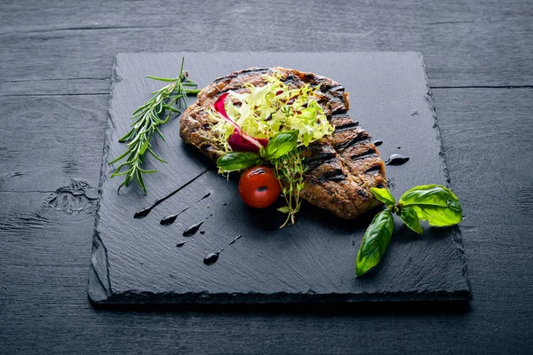 Izgarada pişmiş dana biftek