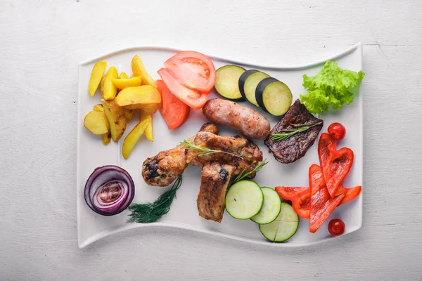 Çeşitli ızgara et ve sebze dilimlenmiş.