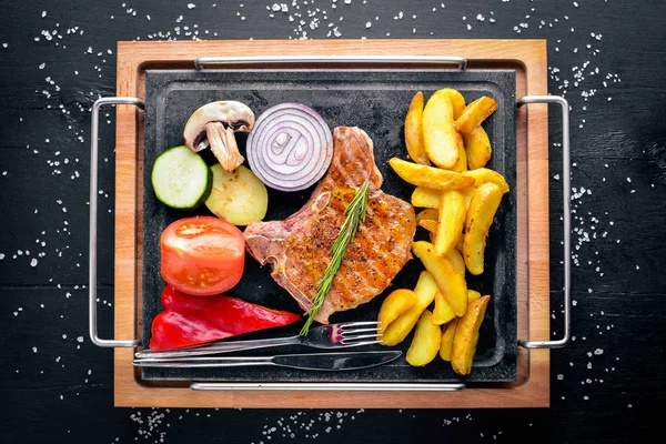 Biftek, patates ve taze sebze