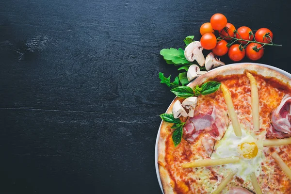 Pizza med sparris och bacon — Stockfoto