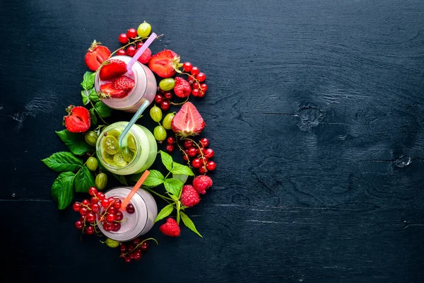 Yogures y rayas de bayas de fruta . — Foto de Stock