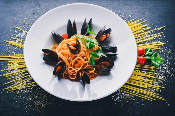 Makarna midye ve deniz ürünleri ile. 