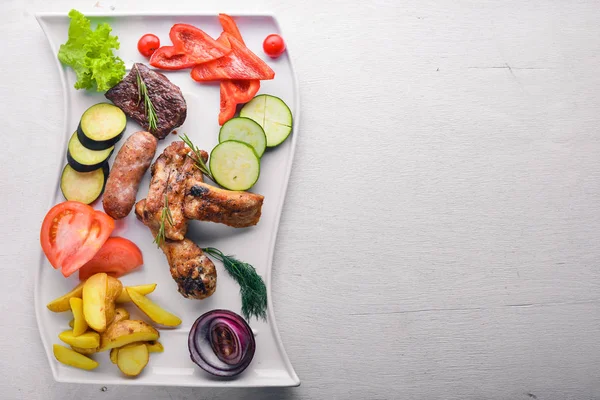 Çeşitli ızgara et ve sebze dilimlenmiş.