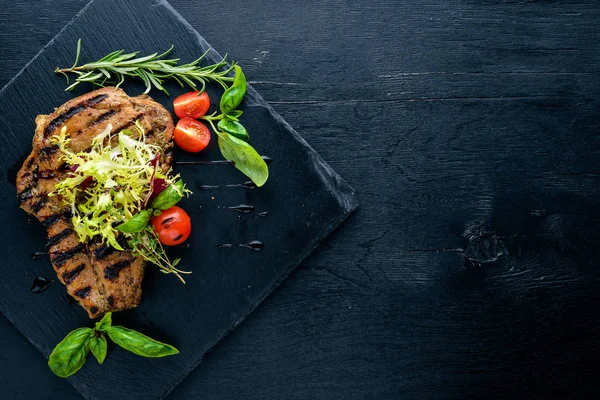 Filete de ternera cocido a la parrilla — Foto de Stock