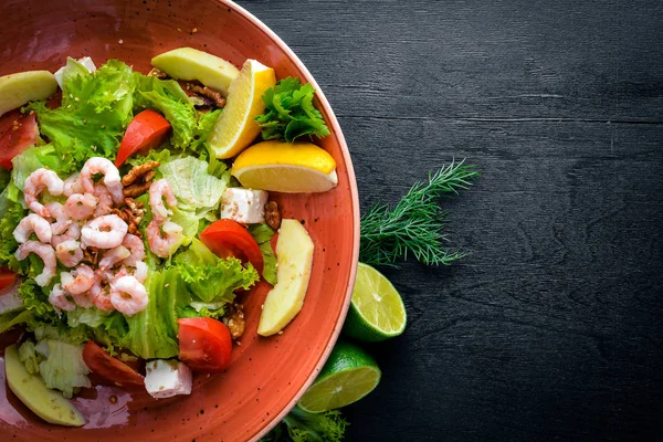 Garnelensalat und frisches Gemüse. — Stockfoto