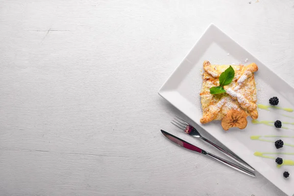 Strudel elma ve çilek ile