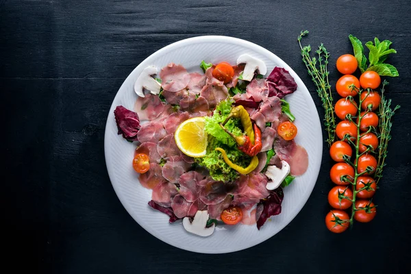 Carpaccio sığır eti, sebze