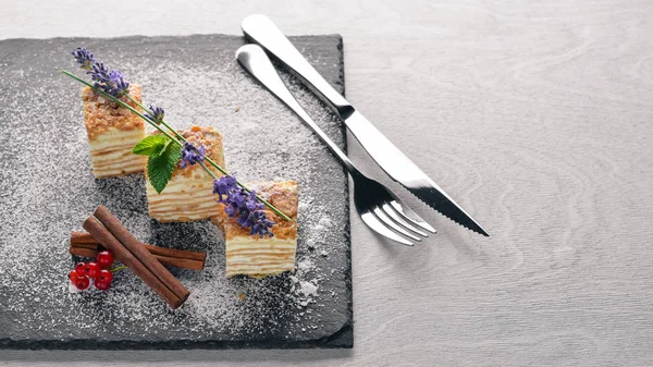 Taze çilek ile katmanlı kek