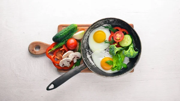 Sebze ve otlar ile kızarmış yumurta