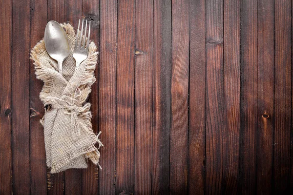 Eski çatal üzerinde ahşap arka plan. 
