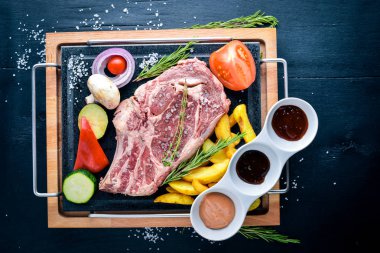 Sebze ve sos çiğ biftek