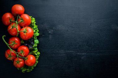 Ahşap zemin üzerinde domatesler.