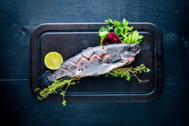 Balık alabalık aromatik otlar ile 