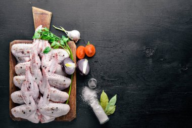 Baharat ile çiğ tavuk kanatları.