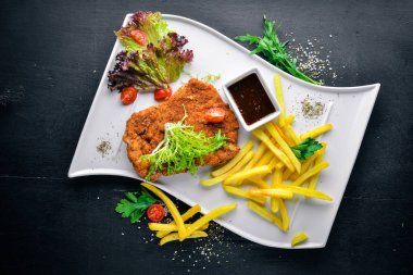 Taze sebze ile kıyılmış domuz eti.