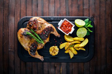 Otlar ile pişmiş ızgara tavuk 