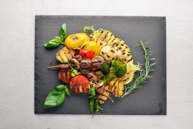 Ahşap arka plan üzerinde ızgara sebze