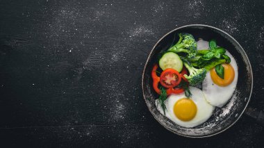 Sebze ve otlar ile kızarmış yumurta