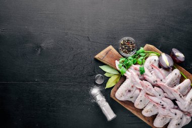 Baharat ile çiğ tavuk kanatları.