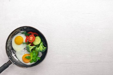 Sebze ve otlar ile kızarmış yumurta