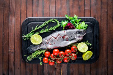 Balık alabalık aromatik otlar ile 