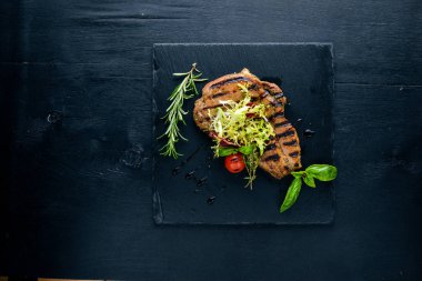 Izgarada pişmiş dana biftek