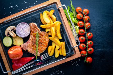 Biftek, patates ve taze sebze